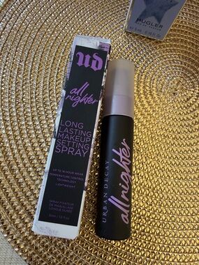 Urban Decay All Nighter Setting Spray — Black with Purple Accents